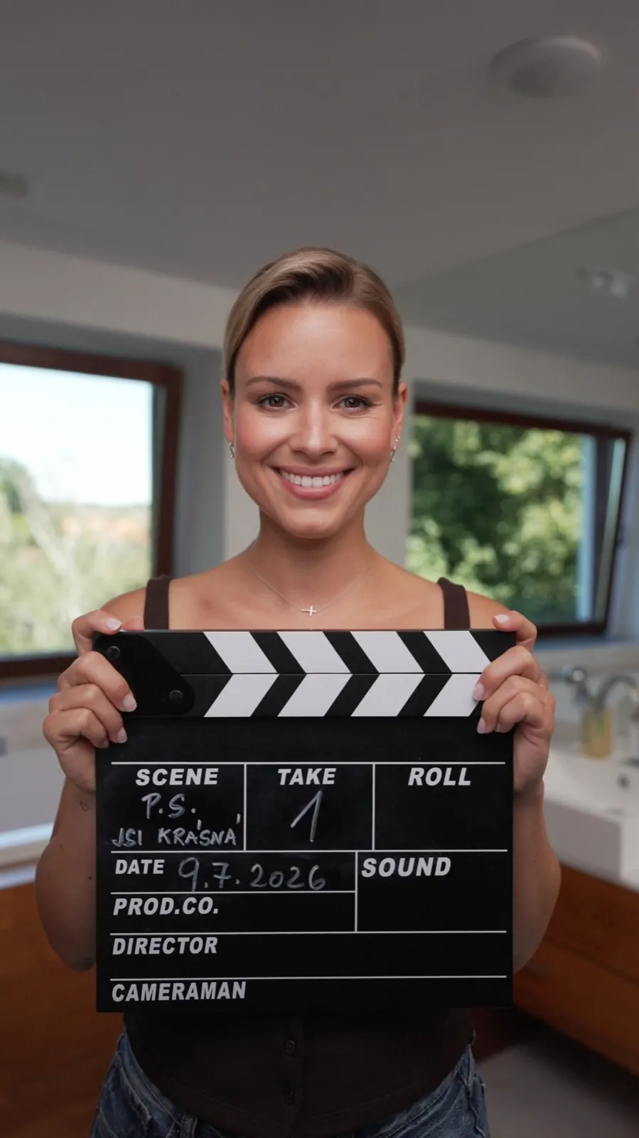 Žena s filmovou klapkou